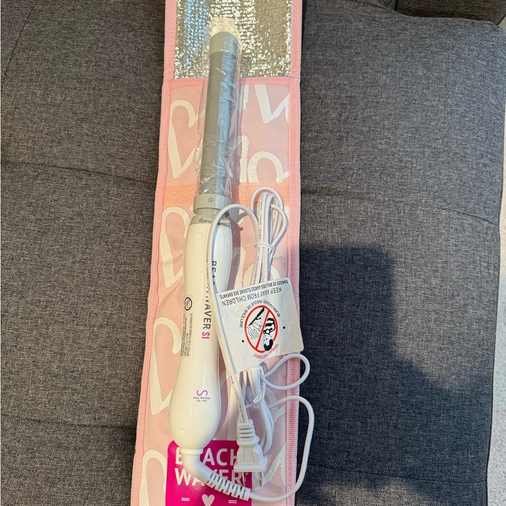 BRAND NEW Beachwaver S1 White Curling Iron w/ Storage Pouch